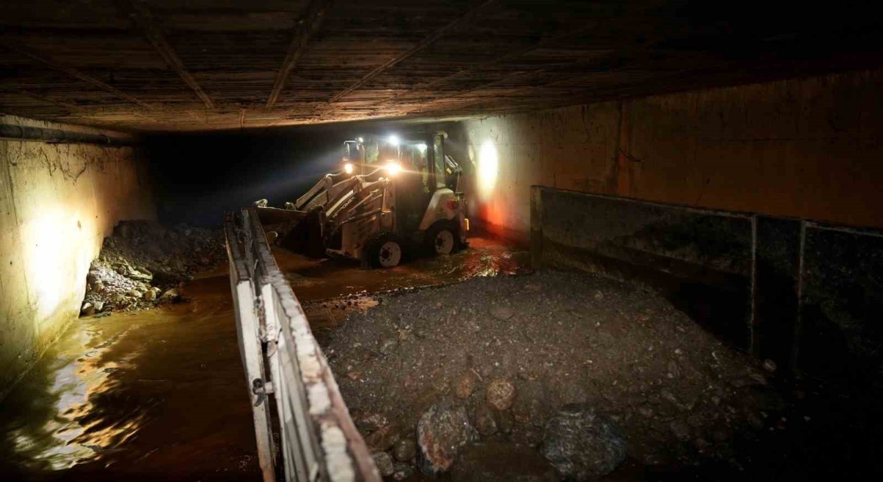 Alanya Belediyesinden dere temizleme çalışması