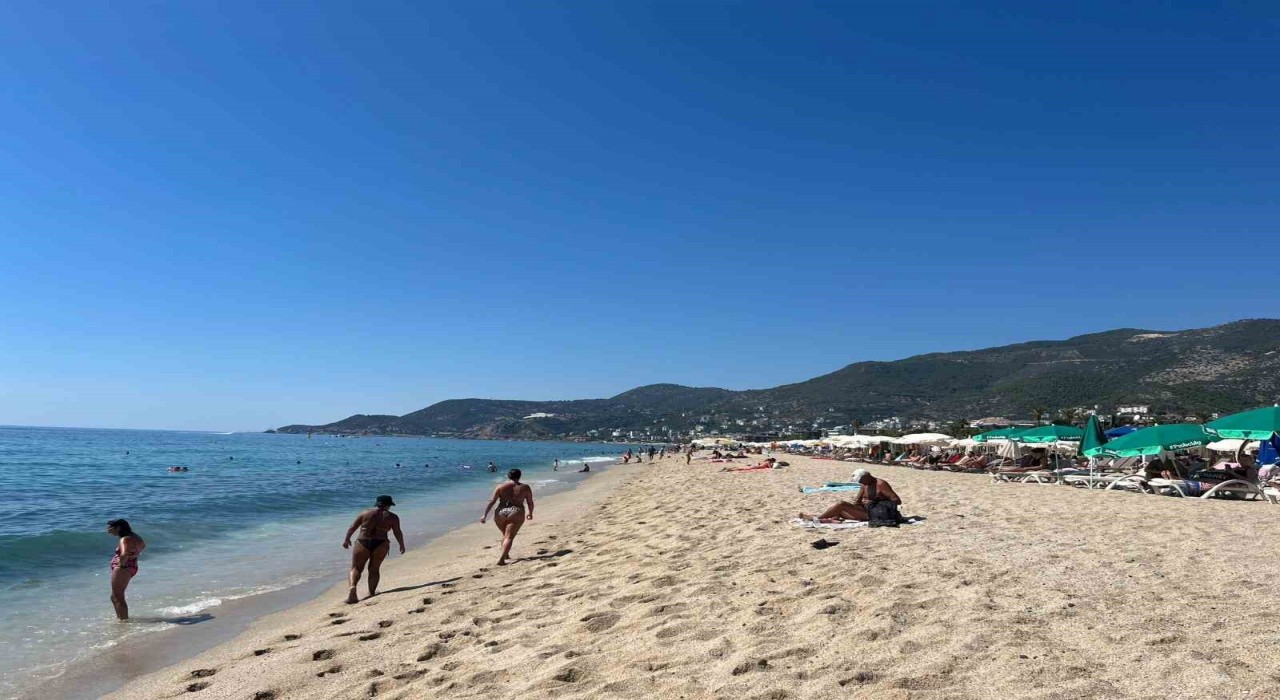 Alanyada eylül ayında plajlar doldu