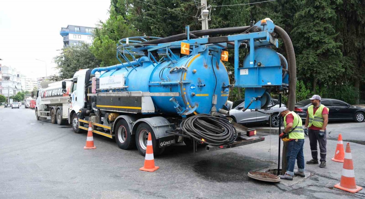 Alanyada yağmur suyu hatları robot kamera ve kombine araçlarla temizleniyor