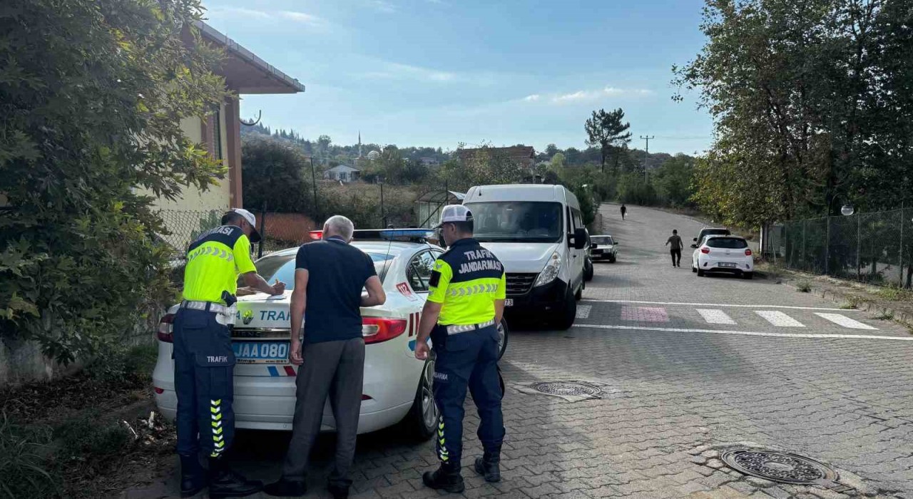 Alaplıda jandarma ekiplerinden okul servislerine sıkı denetim