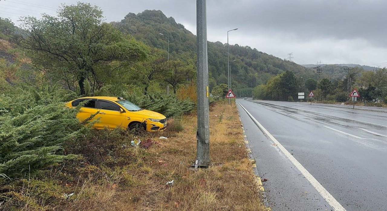 Alaplıda ticari taksi aydınlatma direğine çarptı: 1 yaralı