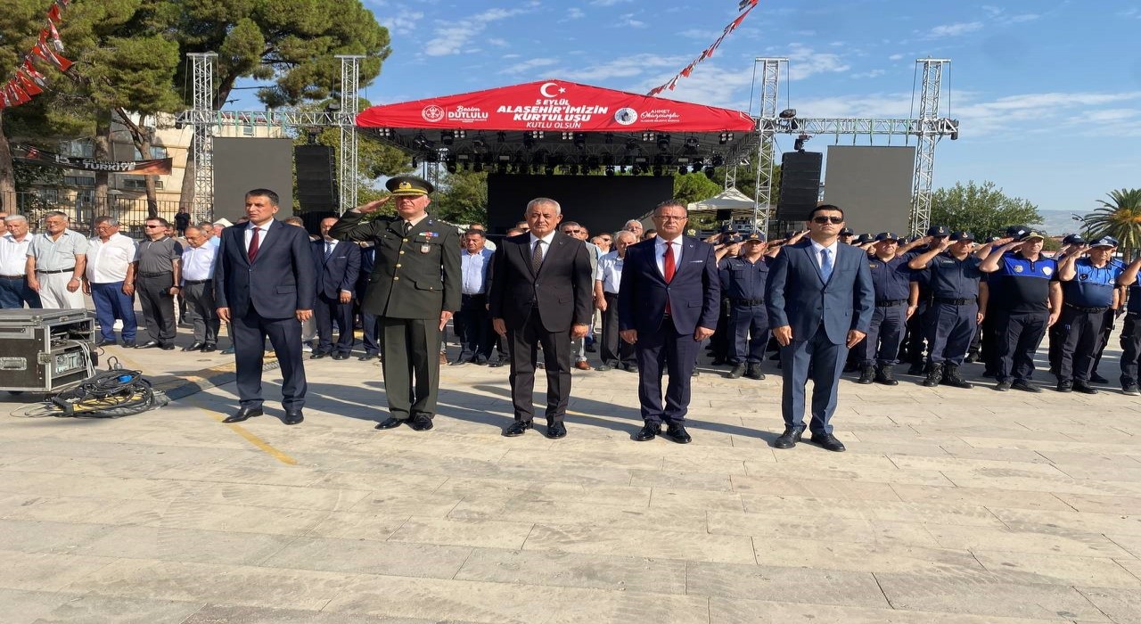 Alaşehirde kurtuluş coşkusu açılışlar ve konserle taçlanıyor