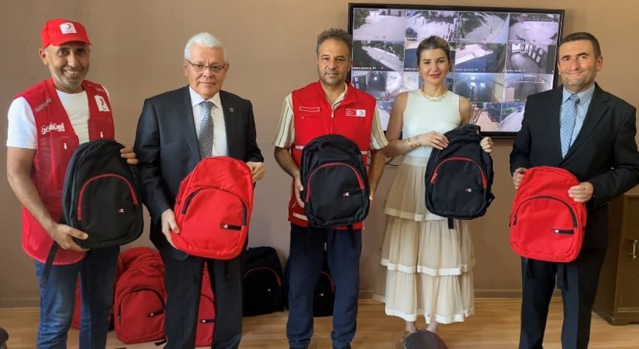 Alaşehirde öğrencilere kırtasiye yardımı