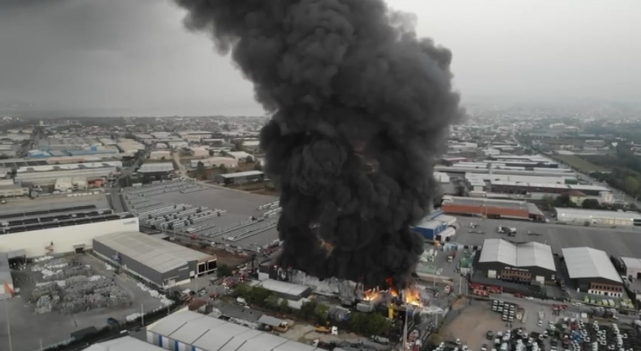 Alev alev yanan lojistik deposu havadan görüntülendi