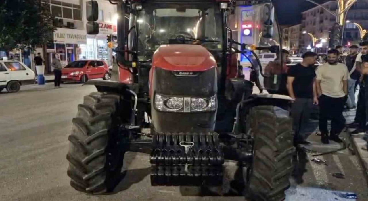 Alkollü traktör sürücüsü 3 araca çarparak durabildi: O anlar kamerada