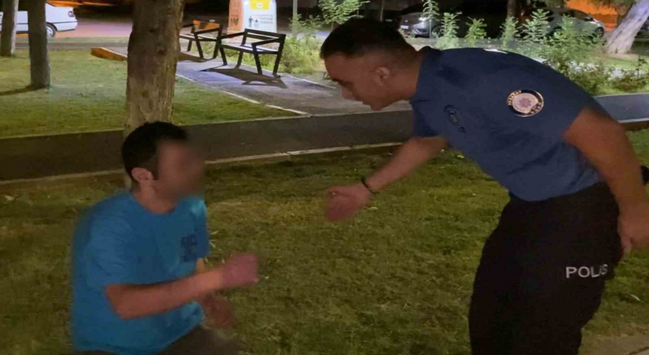 Alkolün etkisiyle parkta sızdı, kendisini uyandıran polise Türk polisi şerefimizdir, elini öpebilir miyim dedi