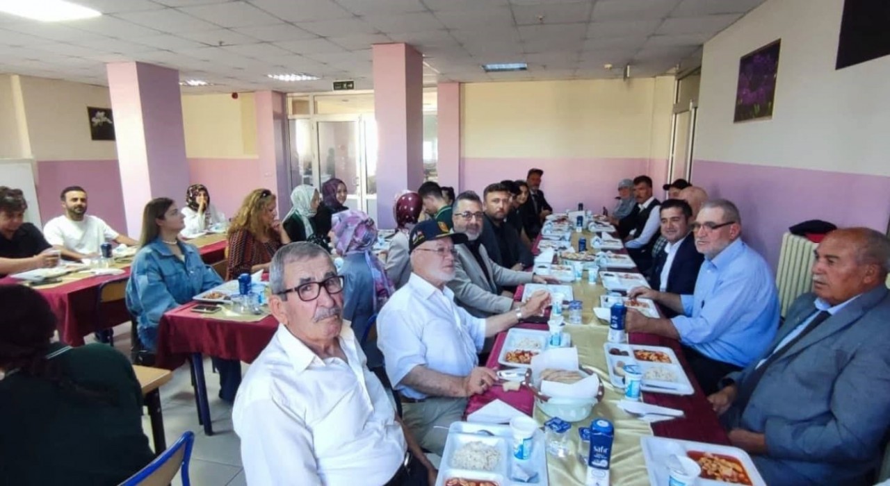 Altıntaşta öğretmen ve öğrenciler gazilerle bir araya geldi