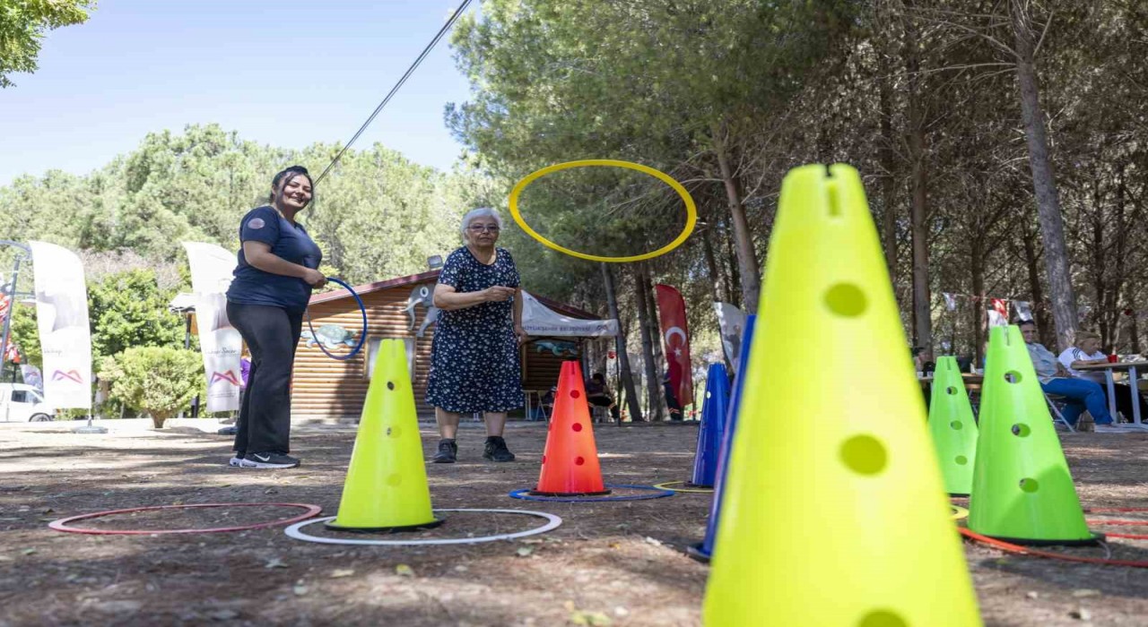 Alzheimer hastaları ve yakınları Tarsus Gençlik Kampında moral buldu