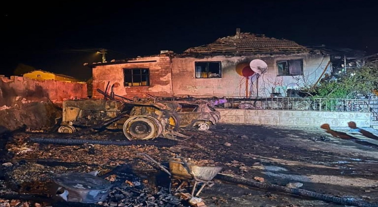 Amasyada evin garajında çıkan yangında otomobil ve traktör kullanılmaz hale geldi