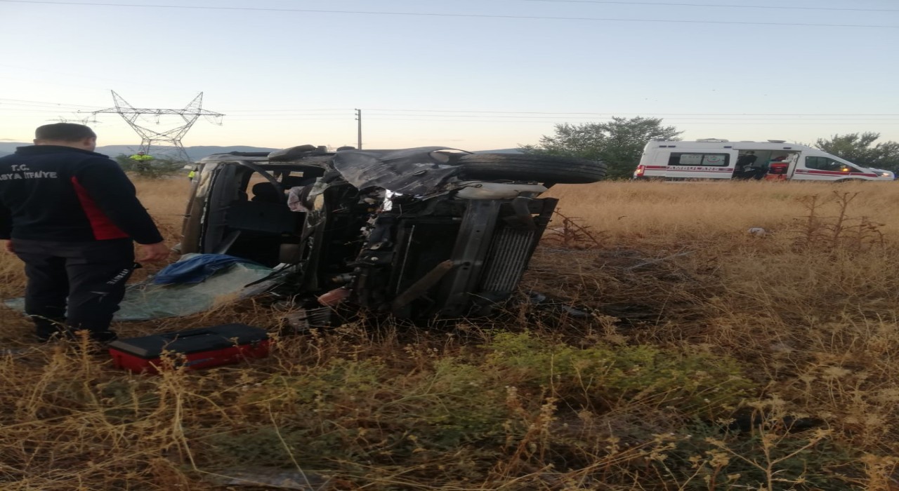 Amasyada hafif ticari araç kazada savruldu: 4 yaralı