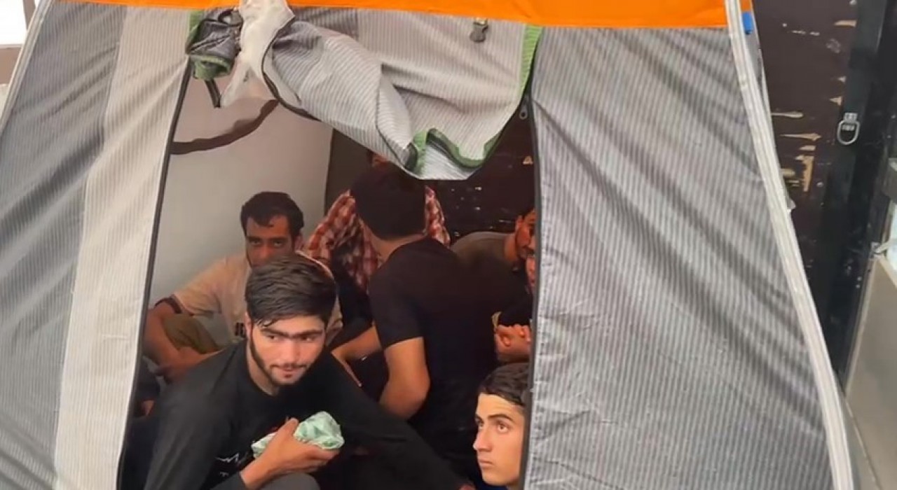 Amasyada tırdaki kamp çadırlarında 17 kaçak göçmen yakalandı