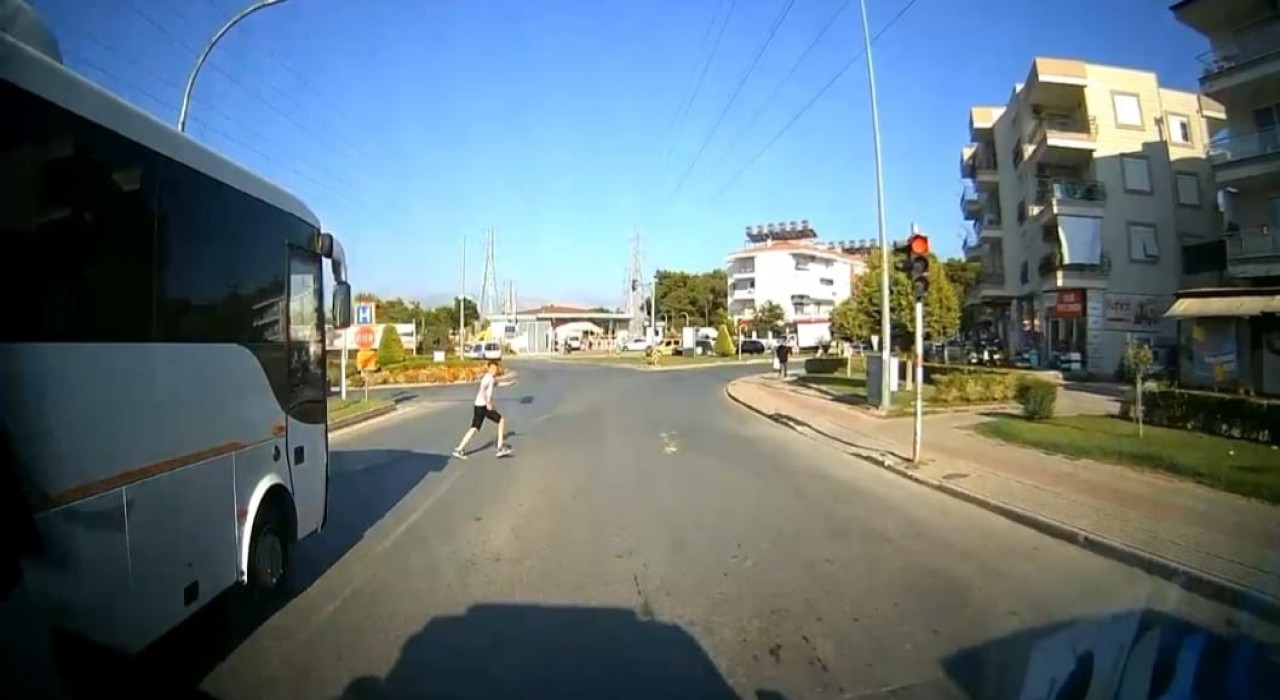 Ambulans şoförünün dikkati 1 dakikada 2 kazayı önledi