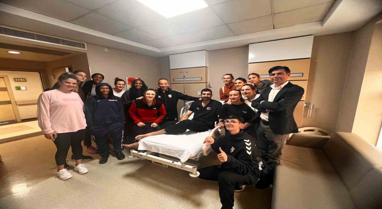 Ameliyat olan Solaka kadın basketbolculardan ziyaret