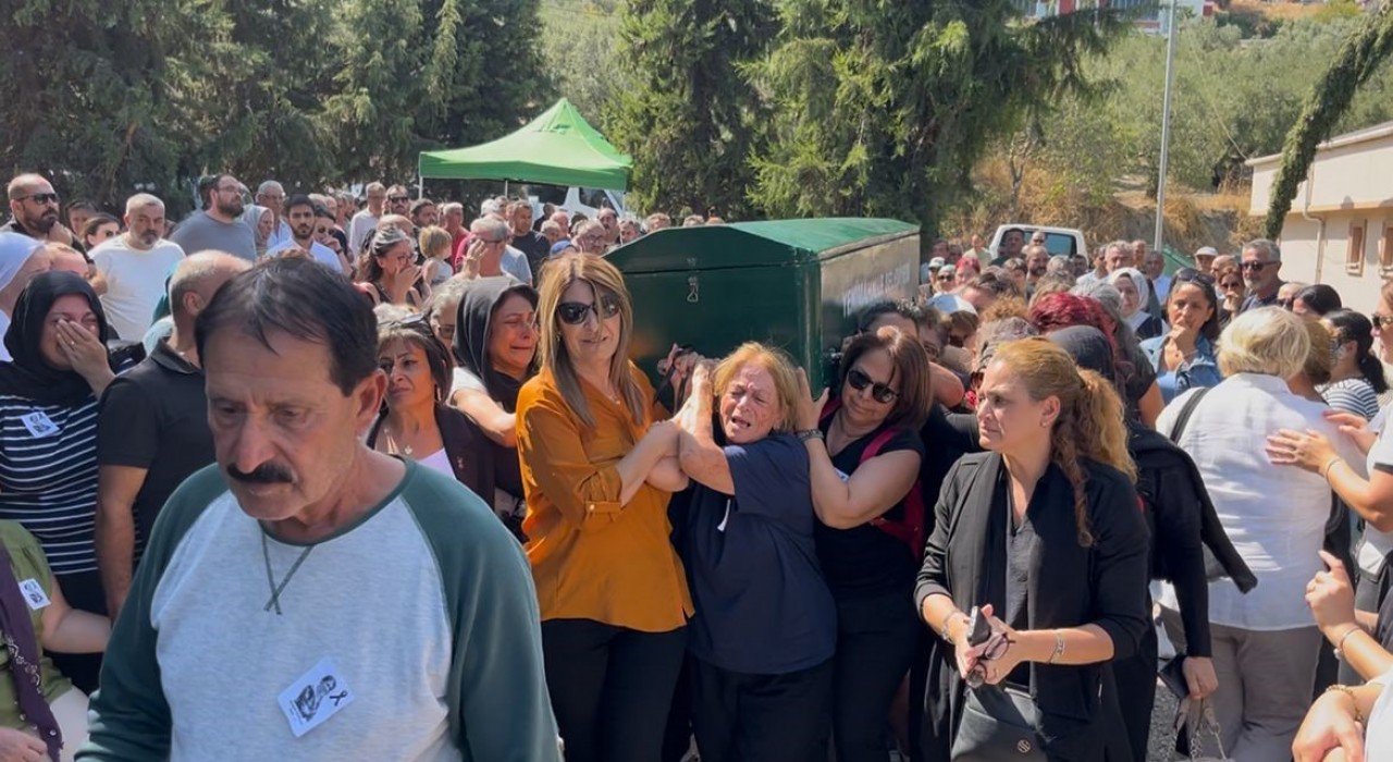 Ankarada 5 yaşındaki kızının gözü önünde öldürülen Başak Gürkan Arslan toprağa verildi, tabutunu kadınlar taşıdı