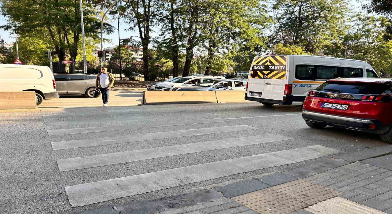 Ankarada bir sürücü yaya geçidinde tartıştığı kadını yumrukladı