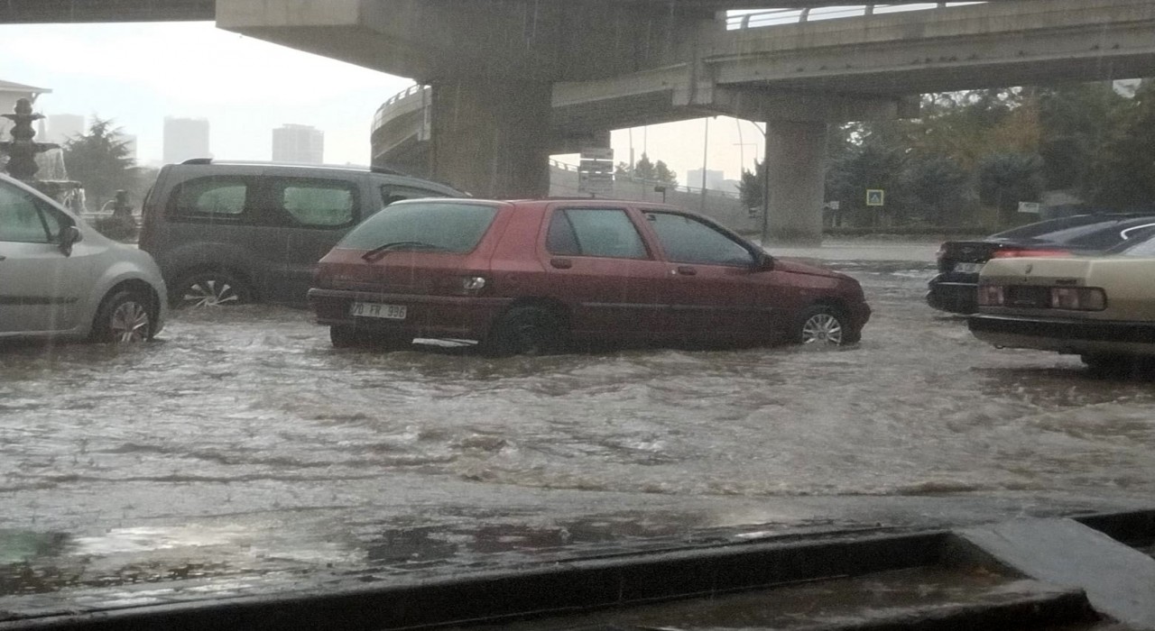 Ankarada etkili olan sağanak trafikte aksamaya neden oldu