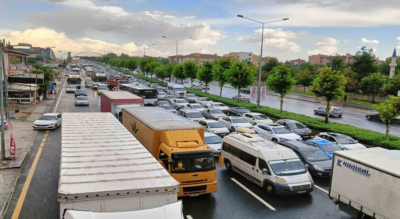 Ankarada etkili olan yağış yolu kapattı