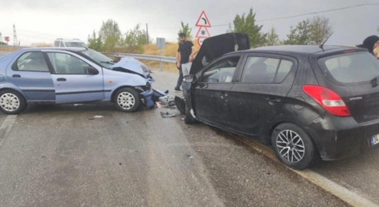 Ankarada iki otomobil kafa kafaya çarpıştı: 6 yaralı