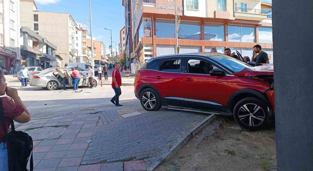 Ankarada iki otomobilin çarpıştığı kaza paniğe neden oldu