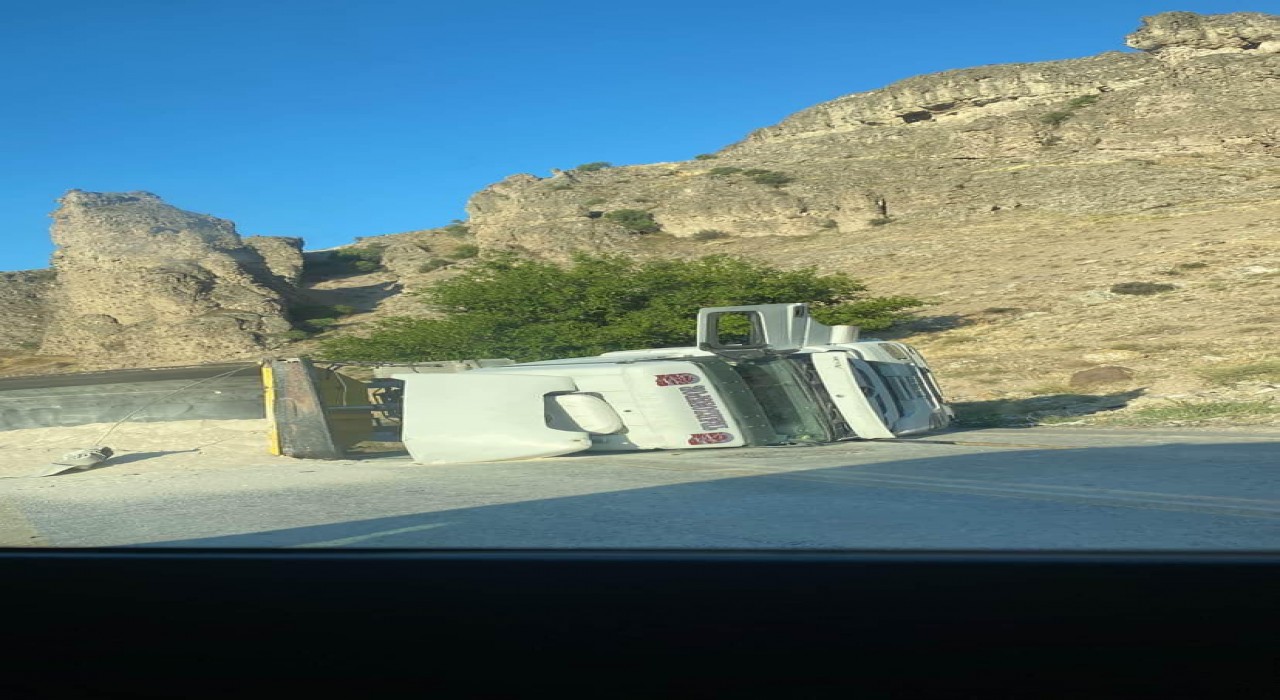 Ankarada kum yüklü hafriyat kamyonu devrildi