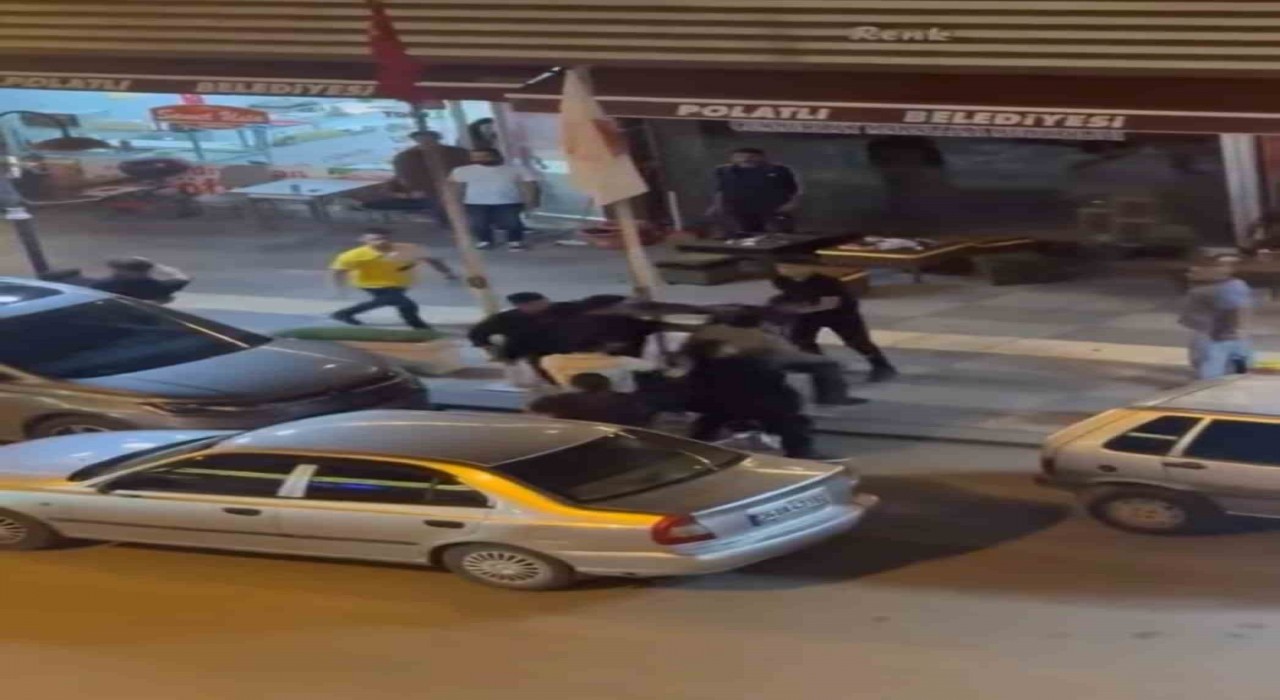 Ankarada tekmeli yumruklu park kavgası kamerada