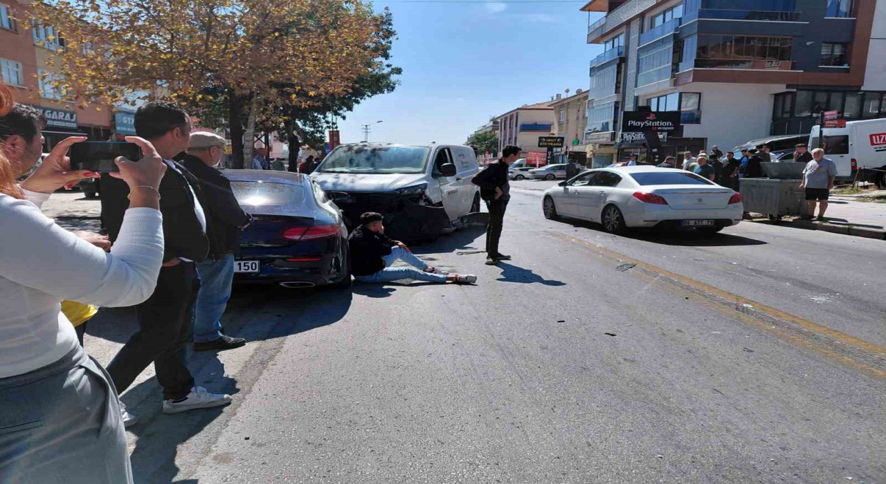 Ankarada ticari araç ile otomobil çarpıştı: 2 yaralı