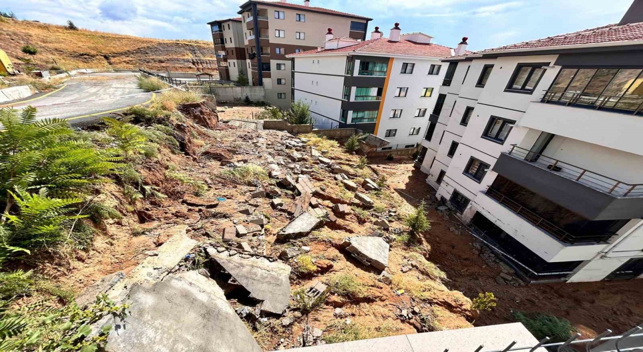 Ankarada yağmur sonrası istinat duvarı yıkıldı