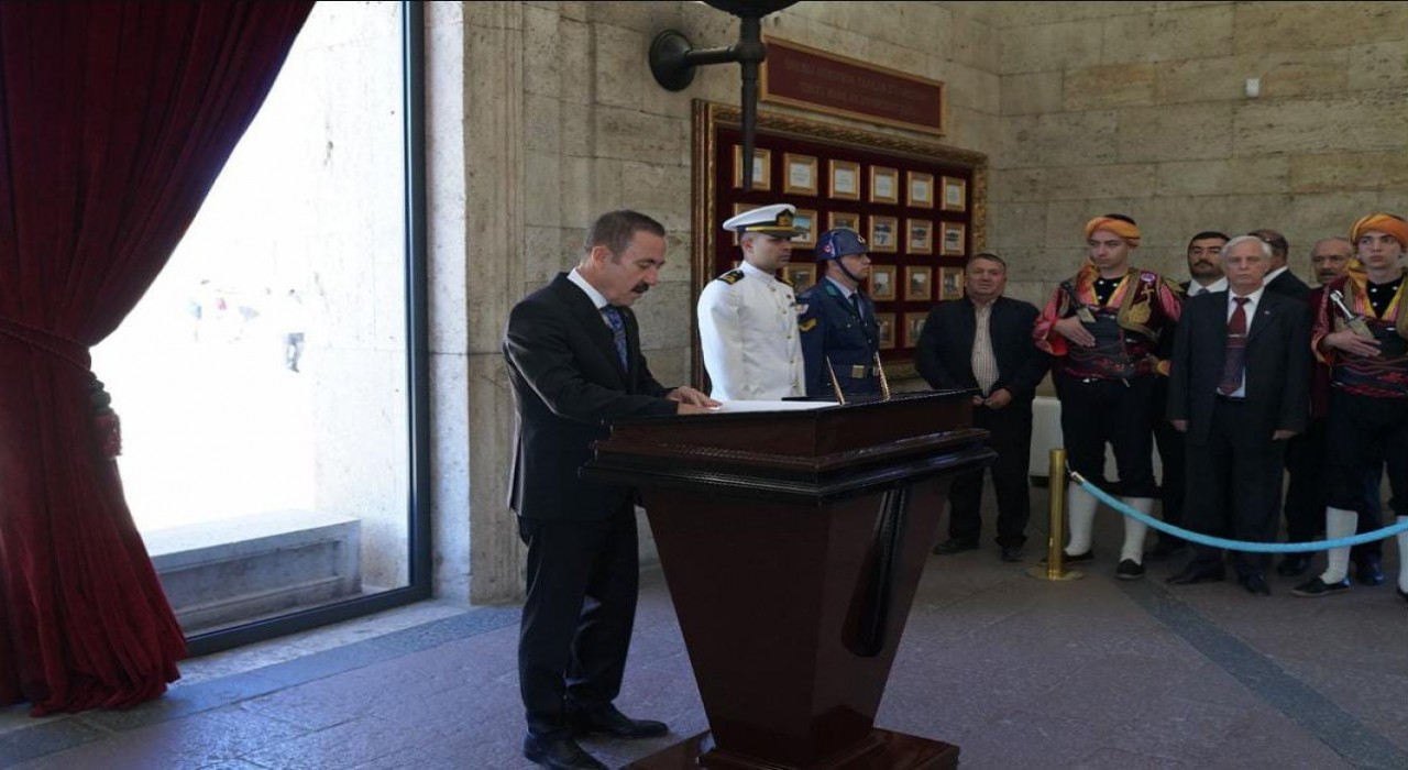 Ankaralılar Derneğinin yeni yönetimi Anıtkabiri ziyaret etti