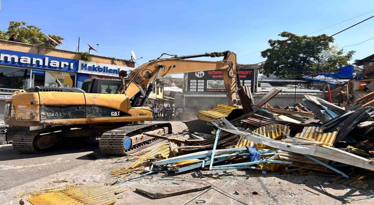 Ankaranın tarihi İtfaiye Meydanındaki iş yerlerinde yıkım başladı