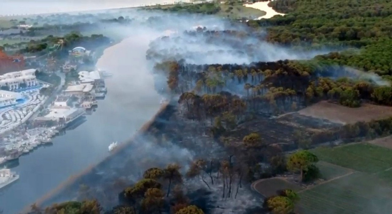 Antalya Aksuda yanan ormanlık alan havadan görüntülendi
