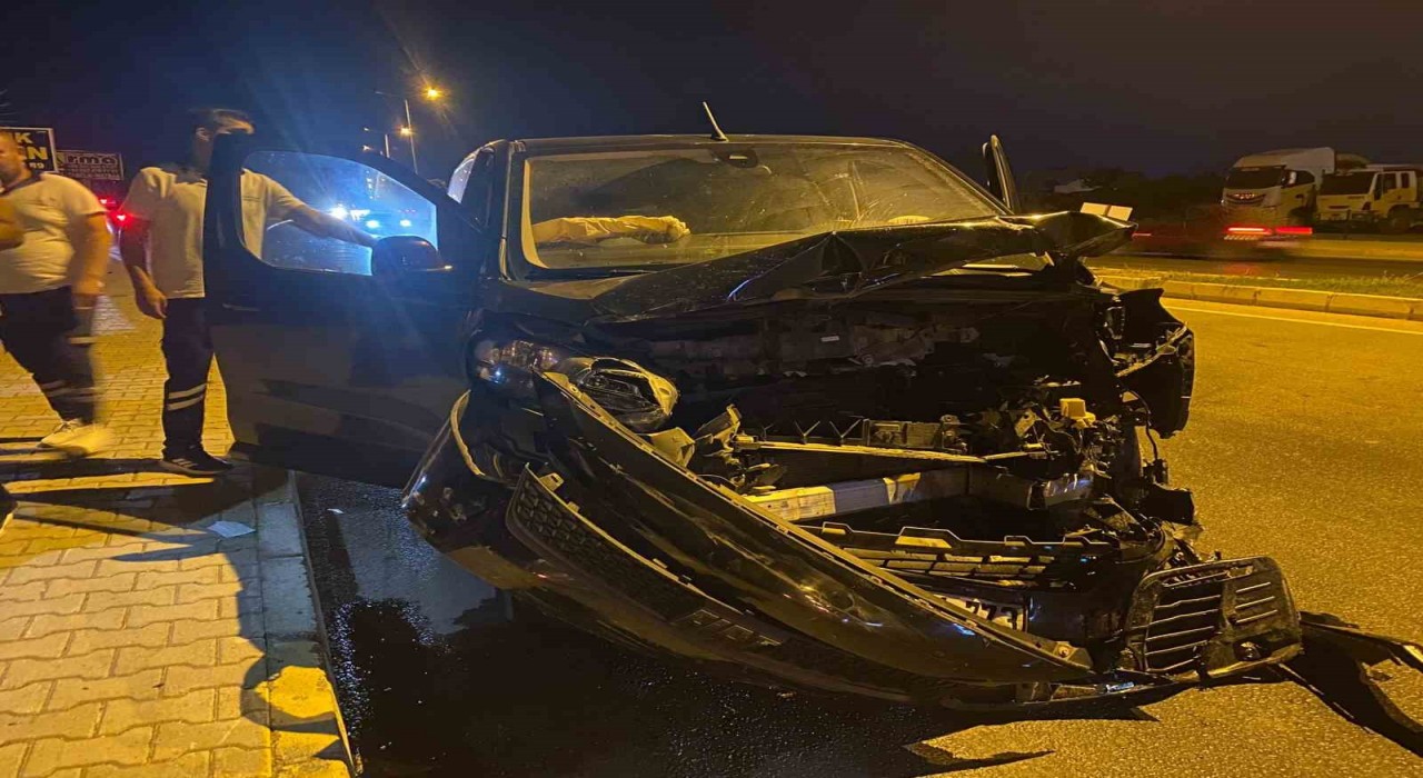 Antalyada 3 aracın karıştığı kazada 5 kişi yaralandı