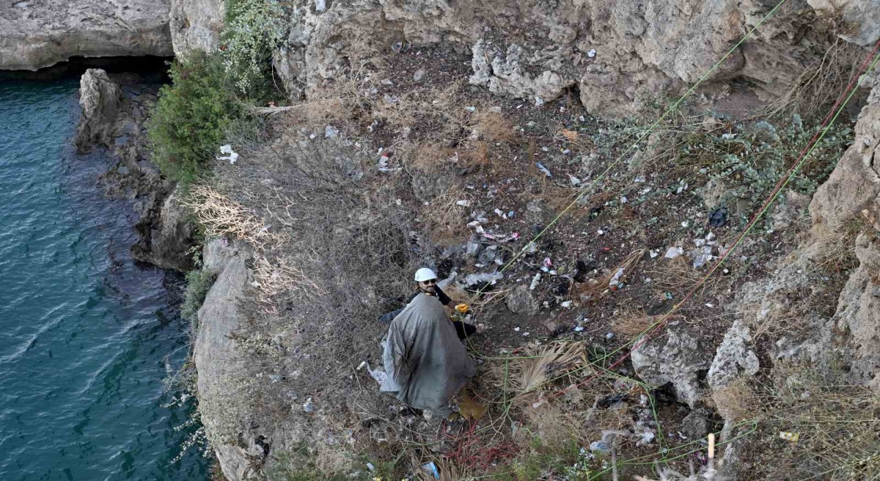 Antalyada 40 metrelik falezlerde temizlik operasyonu