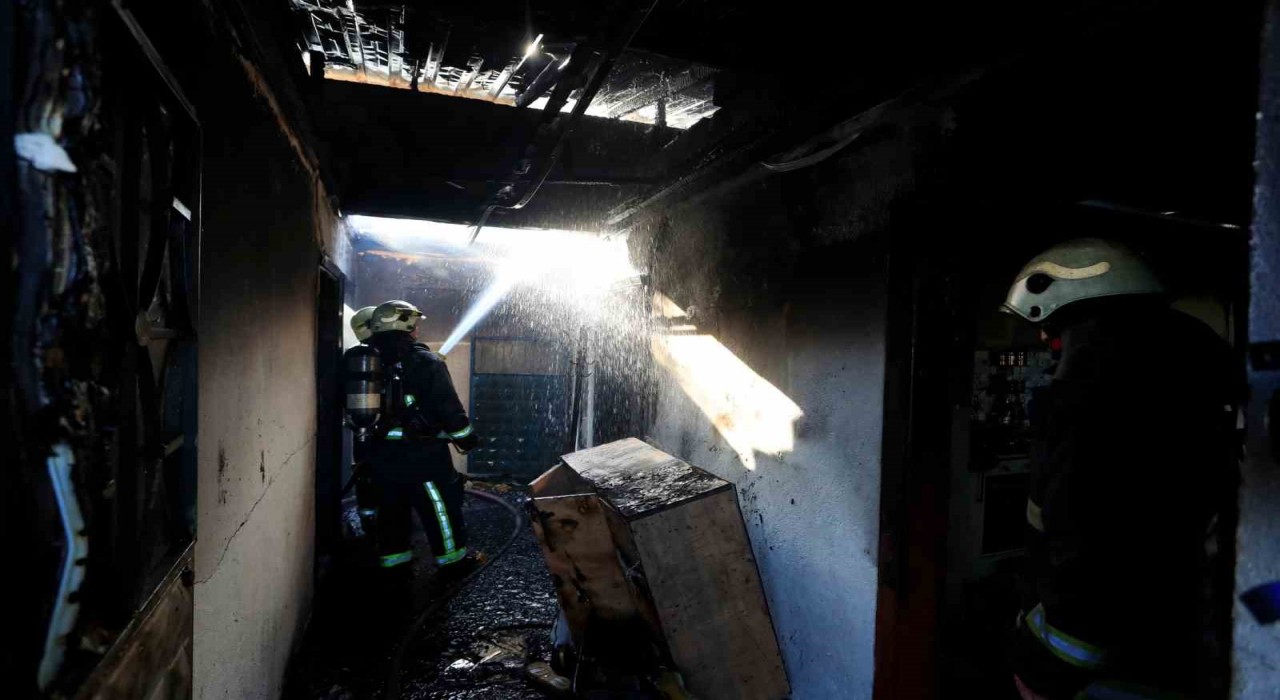 Antalyada alt katta yakılan soba üst katı küle çevirdi