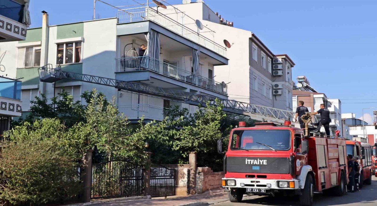 Antalyada daire yangını yaşlı kadını endişelendirdi