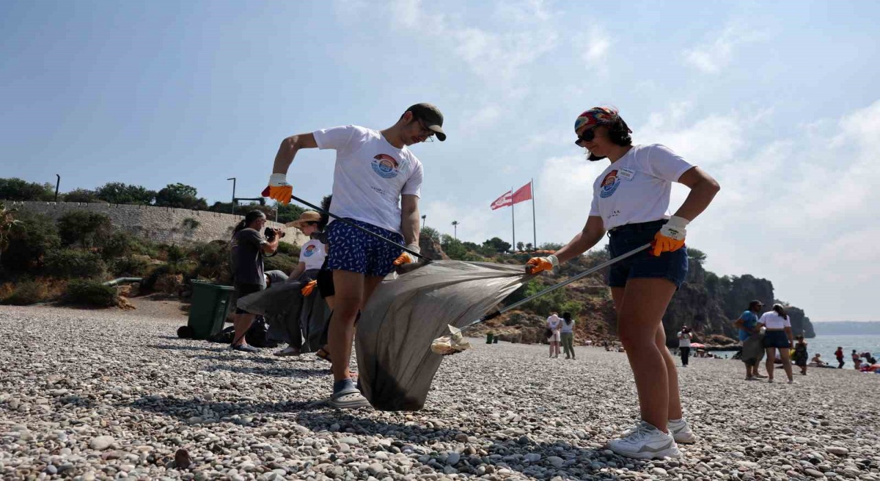 Antalyada deniz gönüllüleri kıyı temizliğinde buluşacak