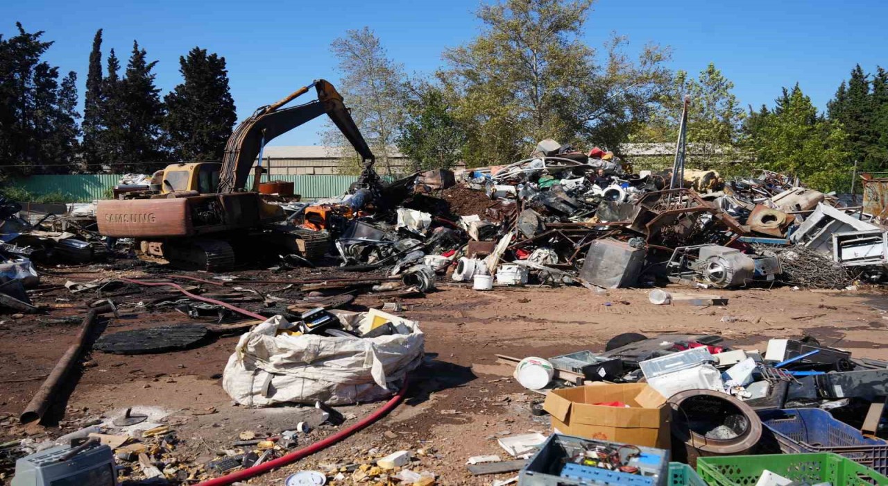 Antalyada hurdacıda çıkan yangın söndürüldü