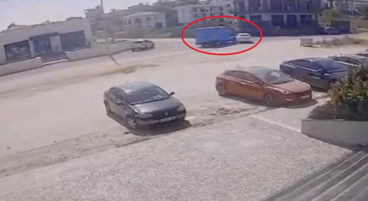 Antalyada kargo aracıyla otomobil çarpıştı