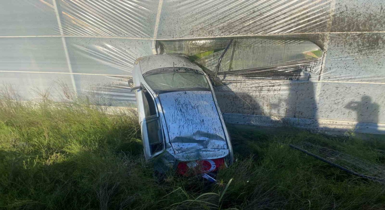 Antalyada kontrolden çıkan otomobil muz serasına girdi: 1 yaralı