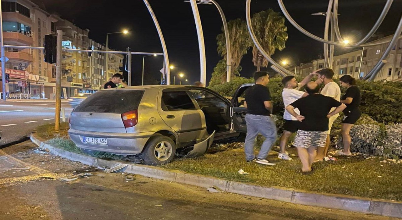 Antalyada otomobille hafif ticari araç çarpıştı: 2 yaralı