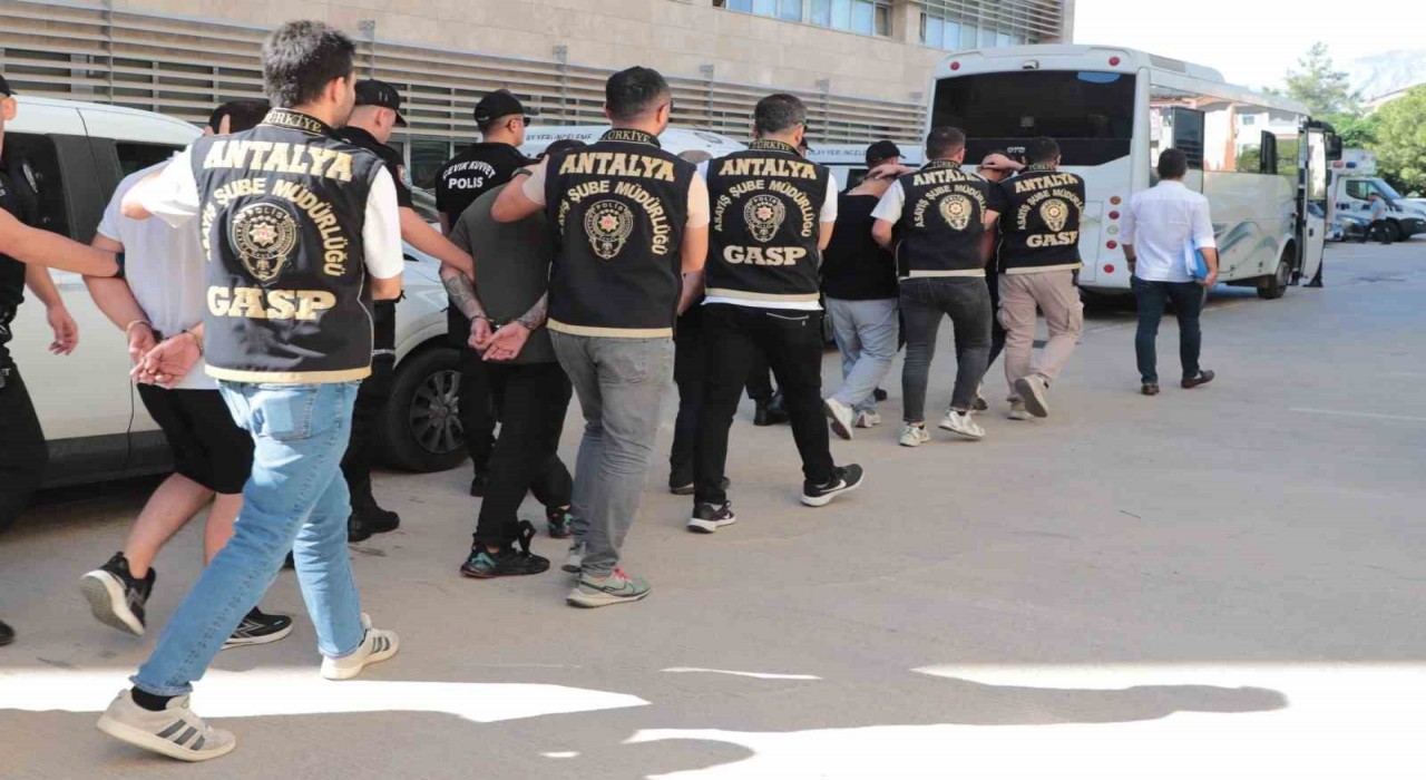 Antalyada silahlı suç örgütüne eş zamanlı operasyon: 7 gözaltı