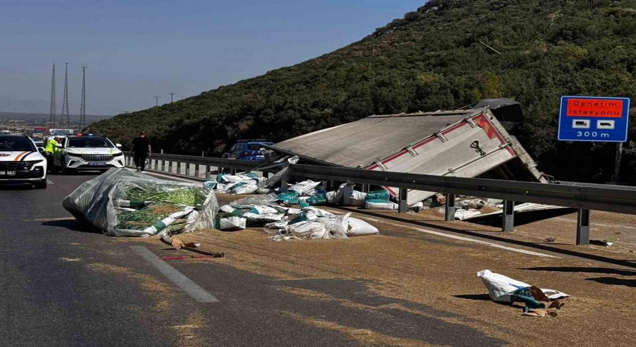 Antalyada tır devrildi, ortalık savaş alanına döndü: Genç sürücü hayatını kaybetti