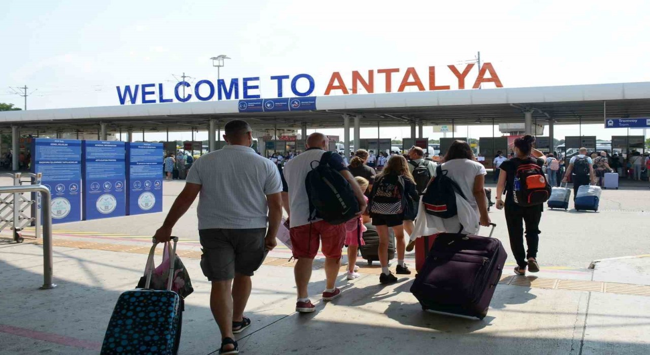Antalyaya 8 ayda 11,7 milyon ziyaretçi