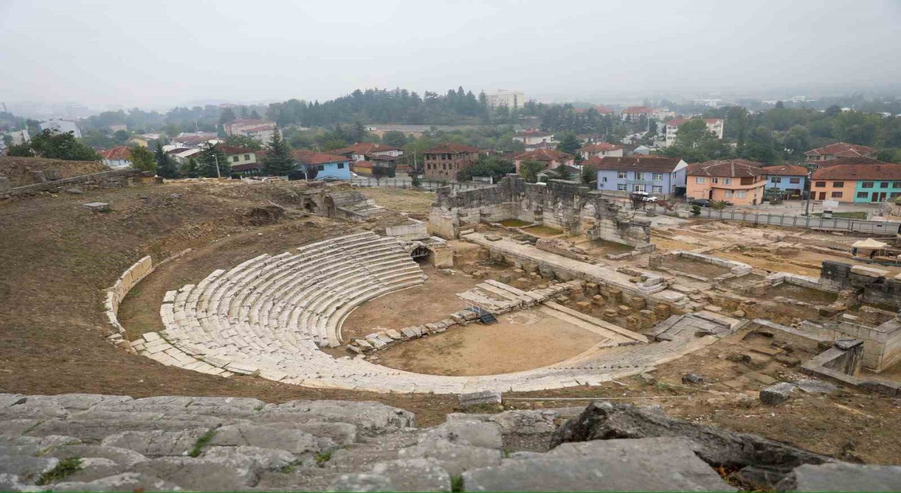 Antik Tiyatro aslına dönecek kazı alanı genişleyecek