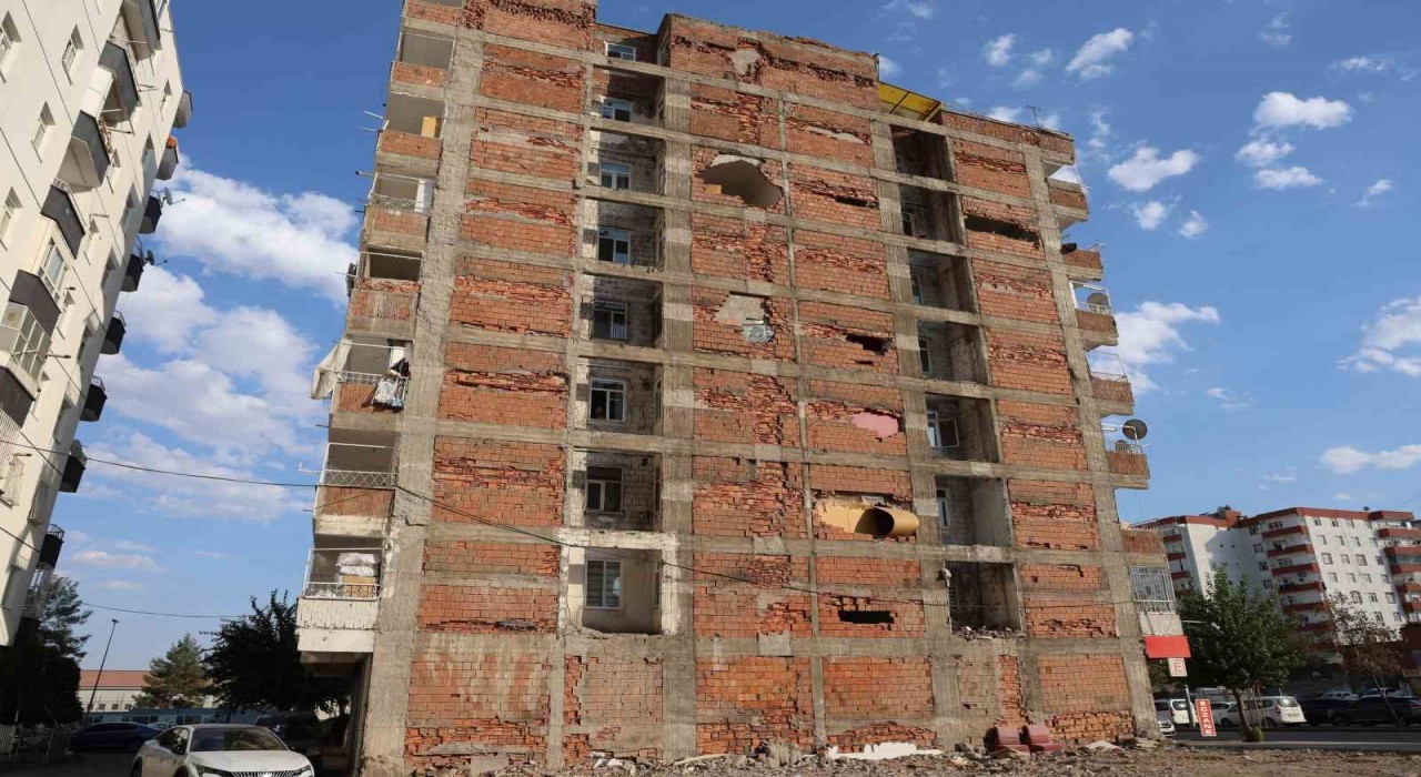 Araba geçerken bile sallanıyor: Yıkım esnasında ağır hasara dönüşen binanın sakinleri adına tam yargı davası açıldı