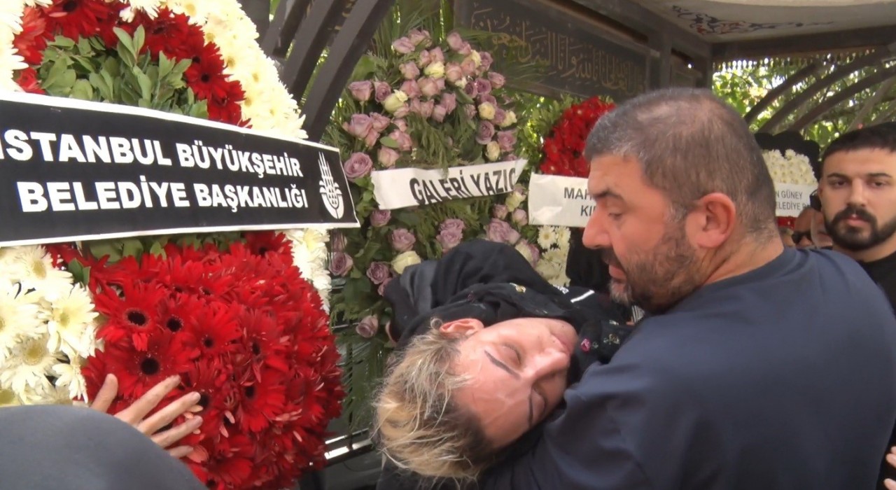 Arabesk müziğin usta ismi Güllünün kızı cenaze töreninde fenalık geçirdi