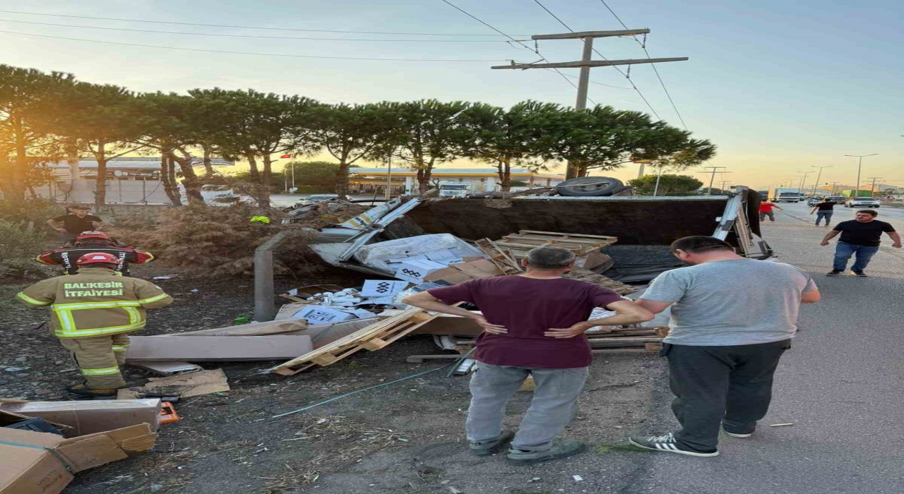 Araç altında sıkışan sürücü kurtarıldı