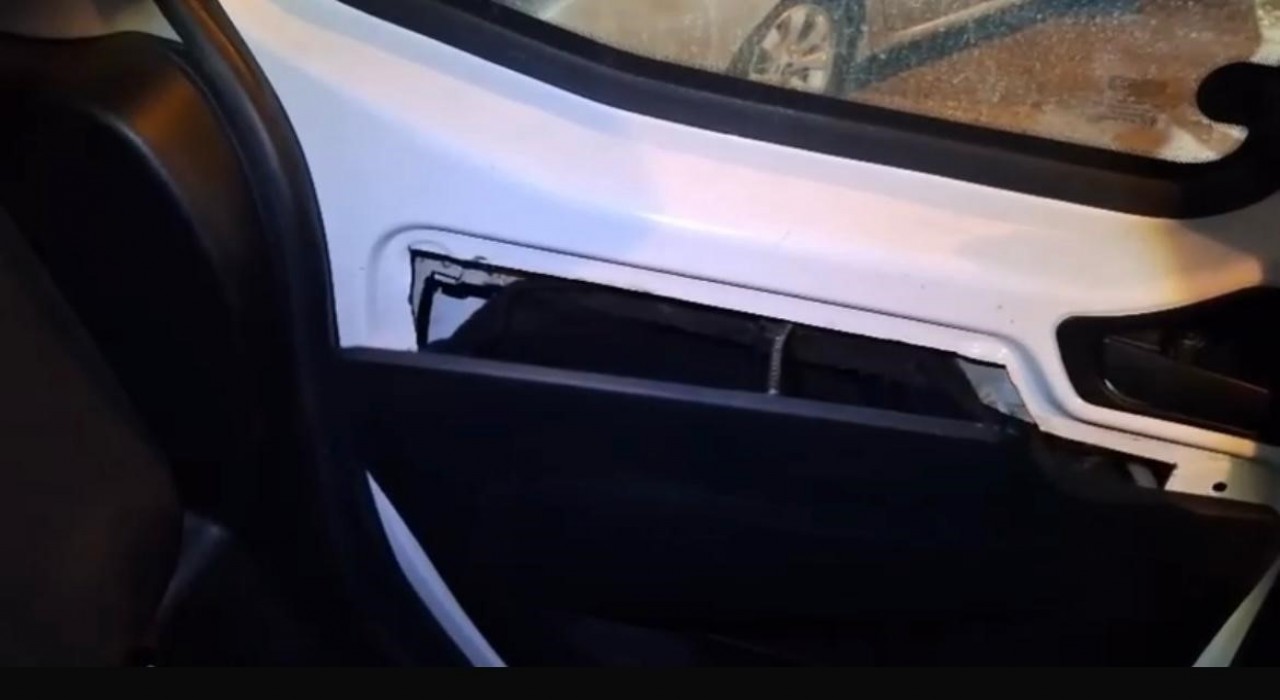 Araç anahtarıyla açılan gizli bölmede silah bulundu