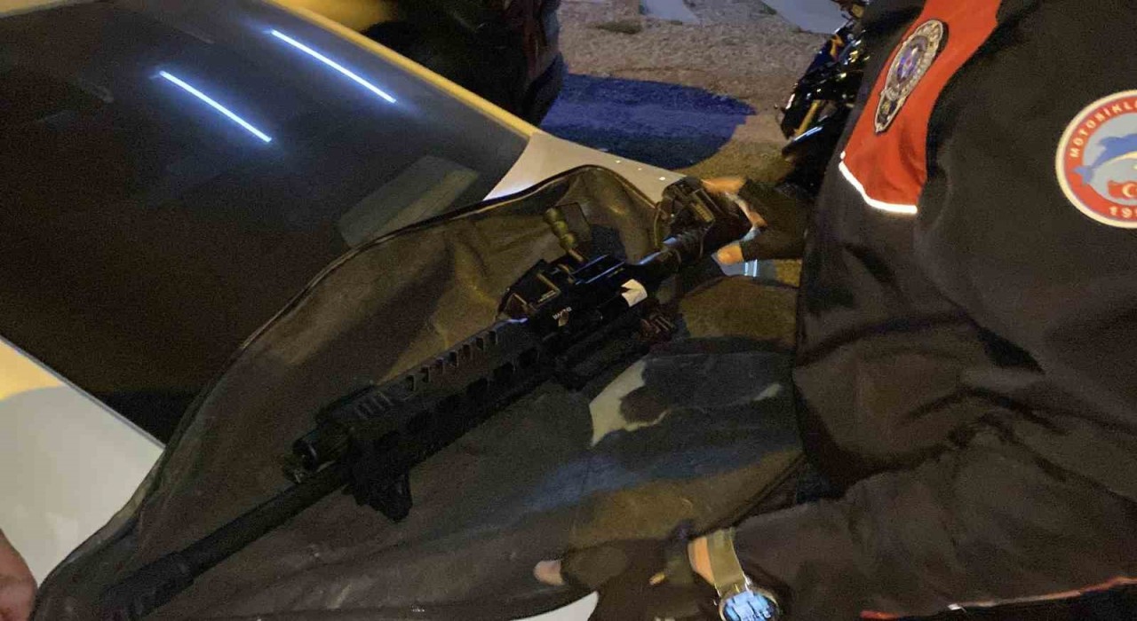 Araç bagajında bulunan tüfeğe el konuldu