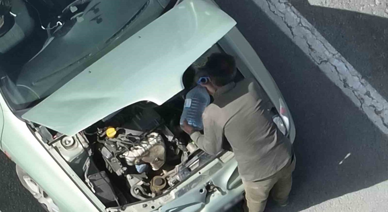 Aracı arızalanmış gibi davranan ehliyetsiz sürücü polisin dronlu takibi ile yakalandı