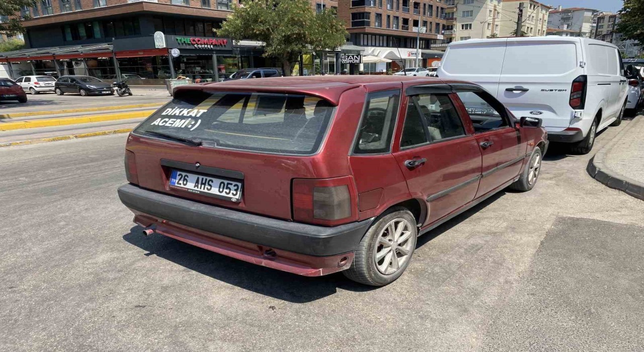 Aracının arka camında Dikkat Acemi yazıyor, trafikte herkes ondan uzak duruyor